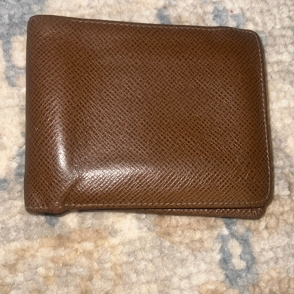 In excellent pre loved condition Louis Vuitton Taiga Men's Wallet